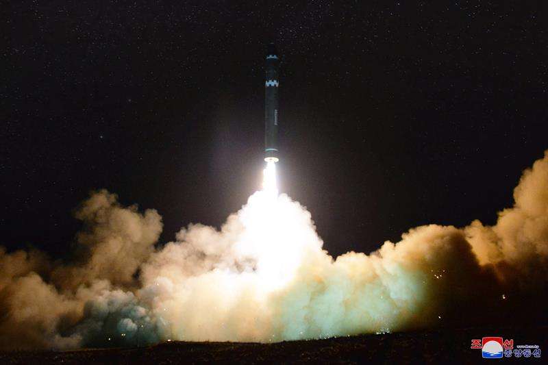 Fotografía cedida por la Agencia Central de Noticias Norcoreana muestra el lanzamiento del misil balístico intercontinental Hwasong-15, recientemente desarrollado desde una ubicación no divulgada (Corea del Norte). EFEKCNA