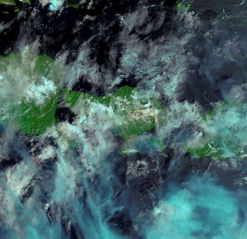 Imágenes de resolución moderada (MODIS) en el satélite Terra de la NASA, de la erupción continua del Monte Agung expulsando una nube volcánica de gas y ceniza (c), sobre la isla indonesia de Bali. EFE
