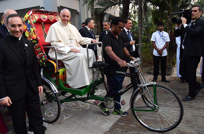 El papa Francisco llega montado en rickshaw, hoy a una reunión ecuménica e interreligiosa por la paz en el jardín del Arzobispado en Dacca (Bangladesh). EFE