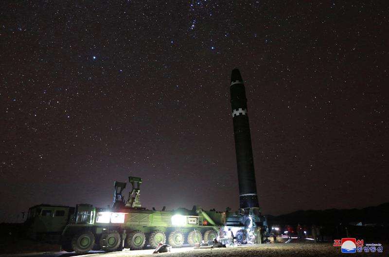 Pyongyang mostró este 30 de noviembre de 2017, con la publicación de 42 fotografías, el nuevo misil balístico intercontinental (ICBM), el Hwasong-15 (Marte-15 en coreano), disparado bajo la supervisión del líder norcoreano, Kim Jong-un. EFE
