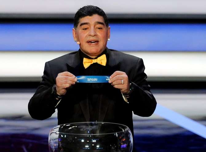 Diego Armando Maradona muestra la papeleta de España. Foto: EFE