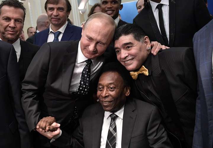 Pelé junto a Maradona y Putin. Foto/EFE