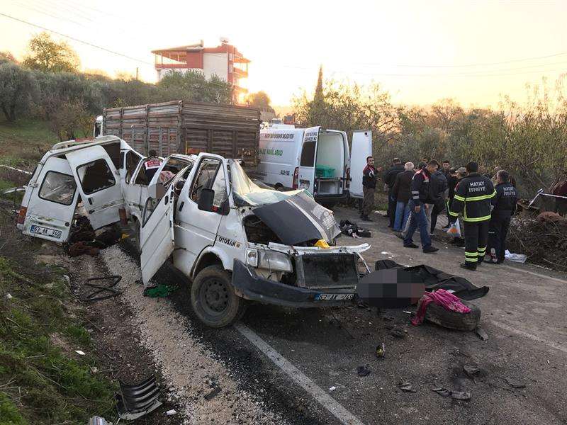 Trabajadores de rescate turcos en el sitio de un accidente de tráfico en Hatay, Turquía, 03 de diciembre de 2017. EFE