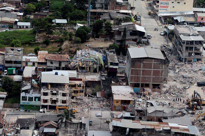 Imagen de archivo de una vista aérea de varias estructuras afectadas por el terremoto de 7,8 grados en la escala de Richter registrado en abril de 2016 en la costa norte de Ecuador. EFEArchivo