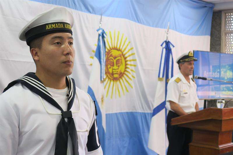 El capitán de navío Enrique Balbi (d) habla durante una rueda de prensa en Buenos Aires (Argentina), para dar parte de las últimas actualizaciones en la búsqueda del submarino ARA San Juan, desaparecido desde hace 19 días con 44 tripulantes a bordo. EFE