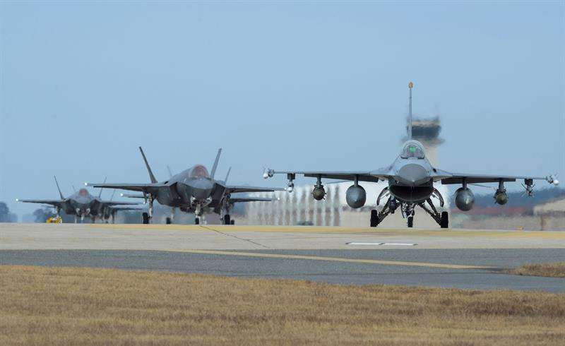 Fotografía cedida por la Séptima Fuerza Aérea de Estados Unidos que muestra varios cazas en la pista de aterrizaje de la Base de Gunsan durante las maniobras llamadas Vigilant ACE, en Corea del Sur. /  Foto: EFE