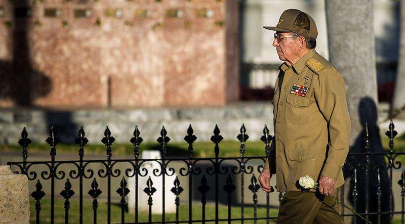 El presidente cubano, Raúl Castro, encabezó hoy una ceremonia en homenaje a su hermano, el expresidente Fidel Castro, al cumplirse el primer año del entierro de sus cenizas en el cementerio de Santa Ifigenia, en la ciudad oriental Santiago de Cuba. / EFE