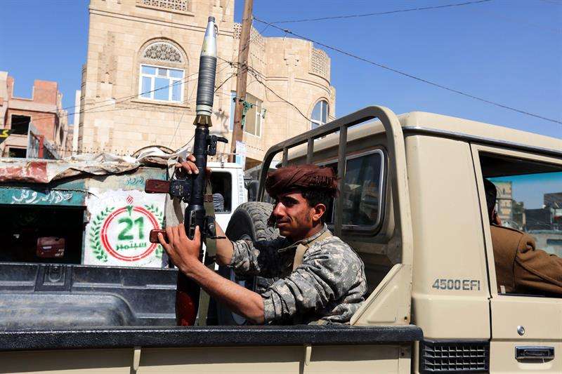 Un militante hutí sostiene un lanzacohetes antitanque portátil RPG-7 en un vehículo durante las tensiones entre rebeldes hutíes y fuerzas leales al ex presidente yemení Ali Abdalá Saleh, en Saná (Yemen). EFE