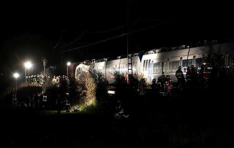 Personal de emergencia asiste al lugar del accidente de un tren de pasajeros que colisionó con un tren de carga hoy, martes 5 de diciembre de 2017, en Meerbusch (Alemania). EFE