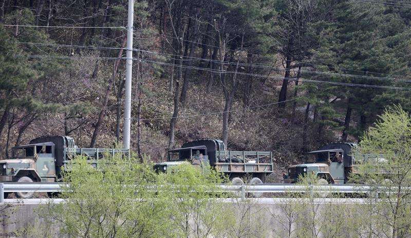 Camiones surcoreanos permanecen aparcados en una carretera cercana a Gangneung durante la búsqueda de drones norcoreanos. EFEArchivo