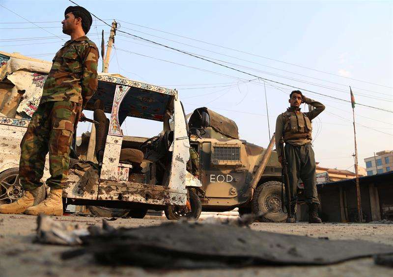 Funcionarios de seguridad afganos inspeccionan la escena de la explosión de una bomba en Jalalabad, Afganistán.  /   EFE