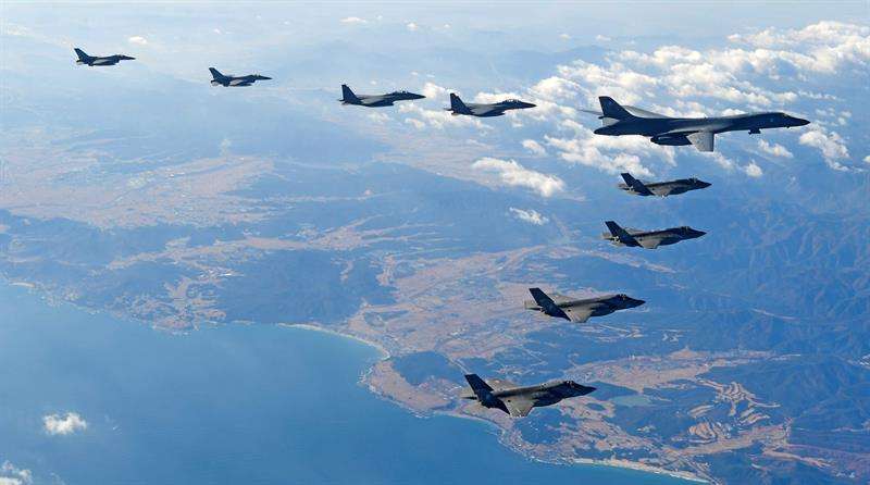 Aviones de las Fuerzas Aéreas de EEUU y Corea del Sur durante las maniobras aéreas a gran escala &quot;Vigilant ACE&quot;, en Corea del Sur, hoy 6 de diciembre de 2017. EFE/ Ministerio De Defensa Surcoreano