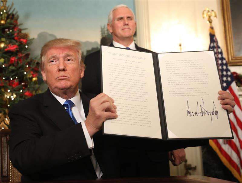 El presidente de EE.UU., Donald Trump, firma su proclamación en la Casa Blanca, en Washington, EE.UU., con el que confirmó que su país reconocerá a partir de ahora a Jerusalén como capital de Israel.  /  EFE