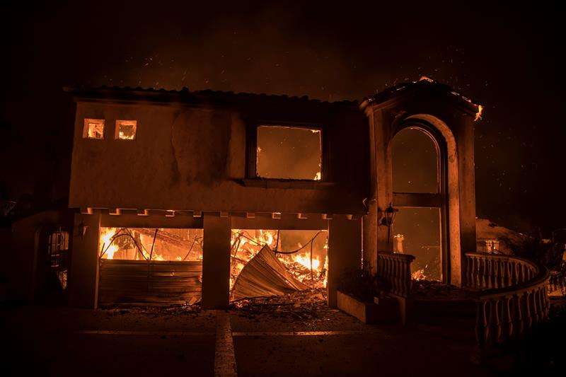 El fuego destruye una vivienda como consecuencia de un incendio que se desató la apsada noche en California, Estados Unidos. EFE