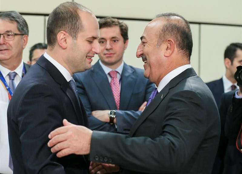 El ministro de Exteriores de Georgia, Mikheil Janelidze (i), saluda a su homólogo turco, Mevlut Cavusoglu, durante una sesión sobre la cooperación entre la OTAN y Georgia durante la reunión de ministros de Exteriores de la OTAN. EFE