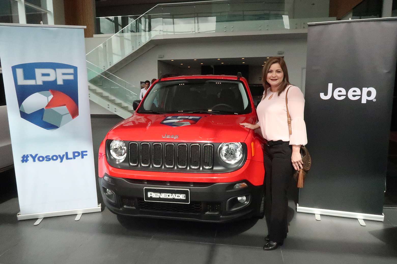 Johana Romero, feliz ganadora del Jeep Renegade.