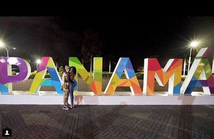 La pareja aparece en uno de los miradores de Panamá 