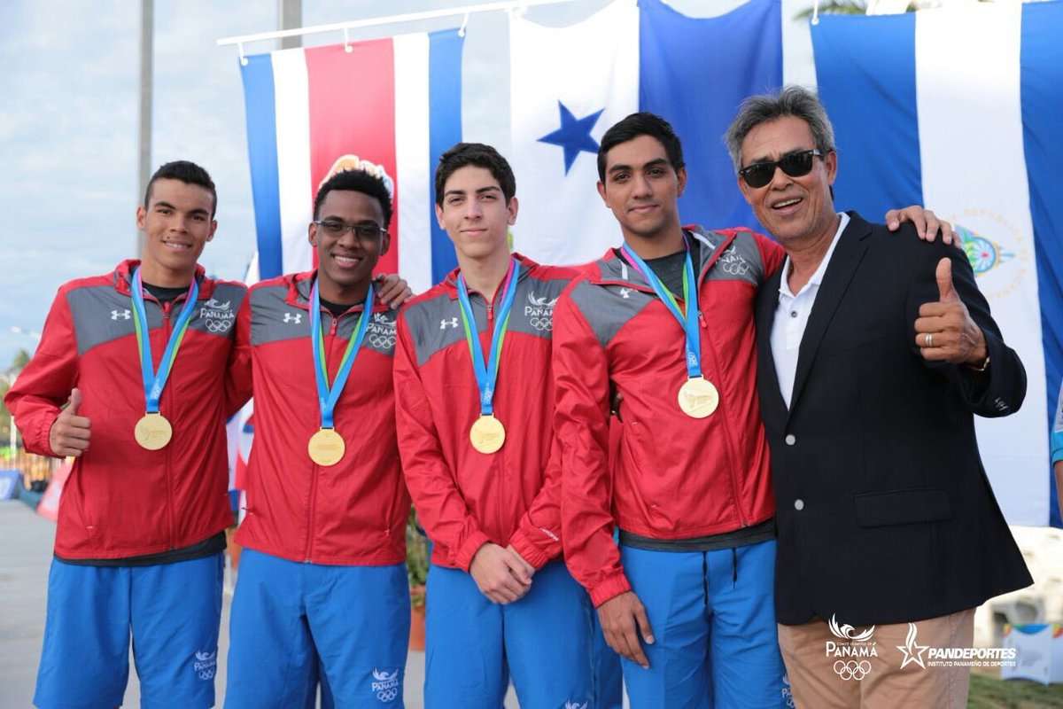 Los integrantes del relevo 4 x100 de natación que conquistó la medalla de oro. Foto: Pandeportes