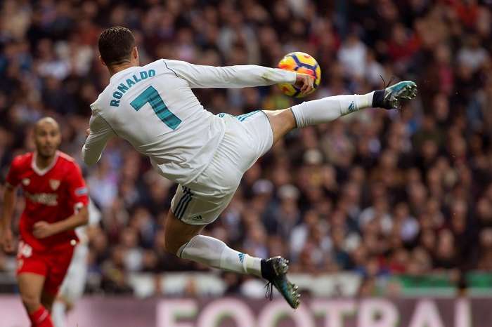 Cristiano Ronaldo ensaya un remate espectacular. / EFE