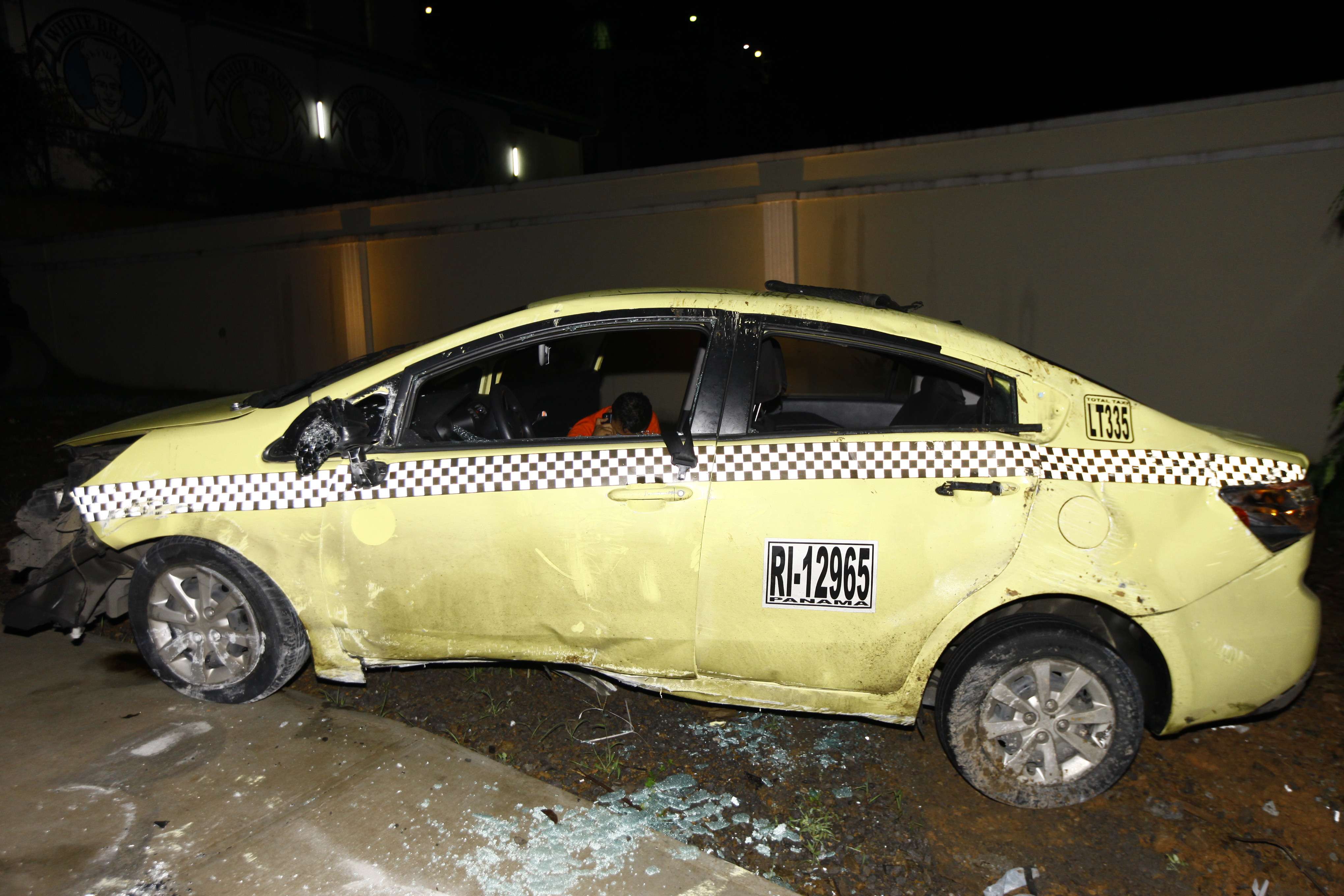 El costado del taxi del lado del conductor fue el que terminó con más daños.  /  Foto: Alexander Santamaría
