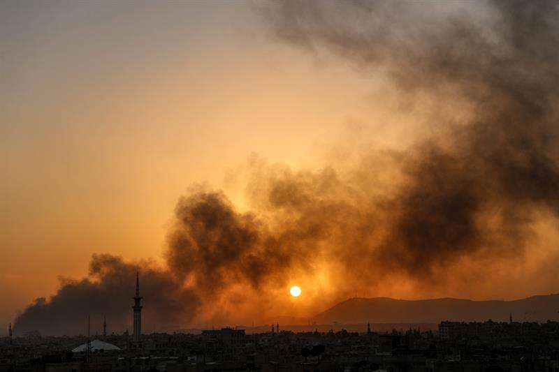 Vista del humo después del lanzamiento de una bomba aérea por parte del régimen de Al Assad, en Harsta, en Douma (Siria). EFEArchivo