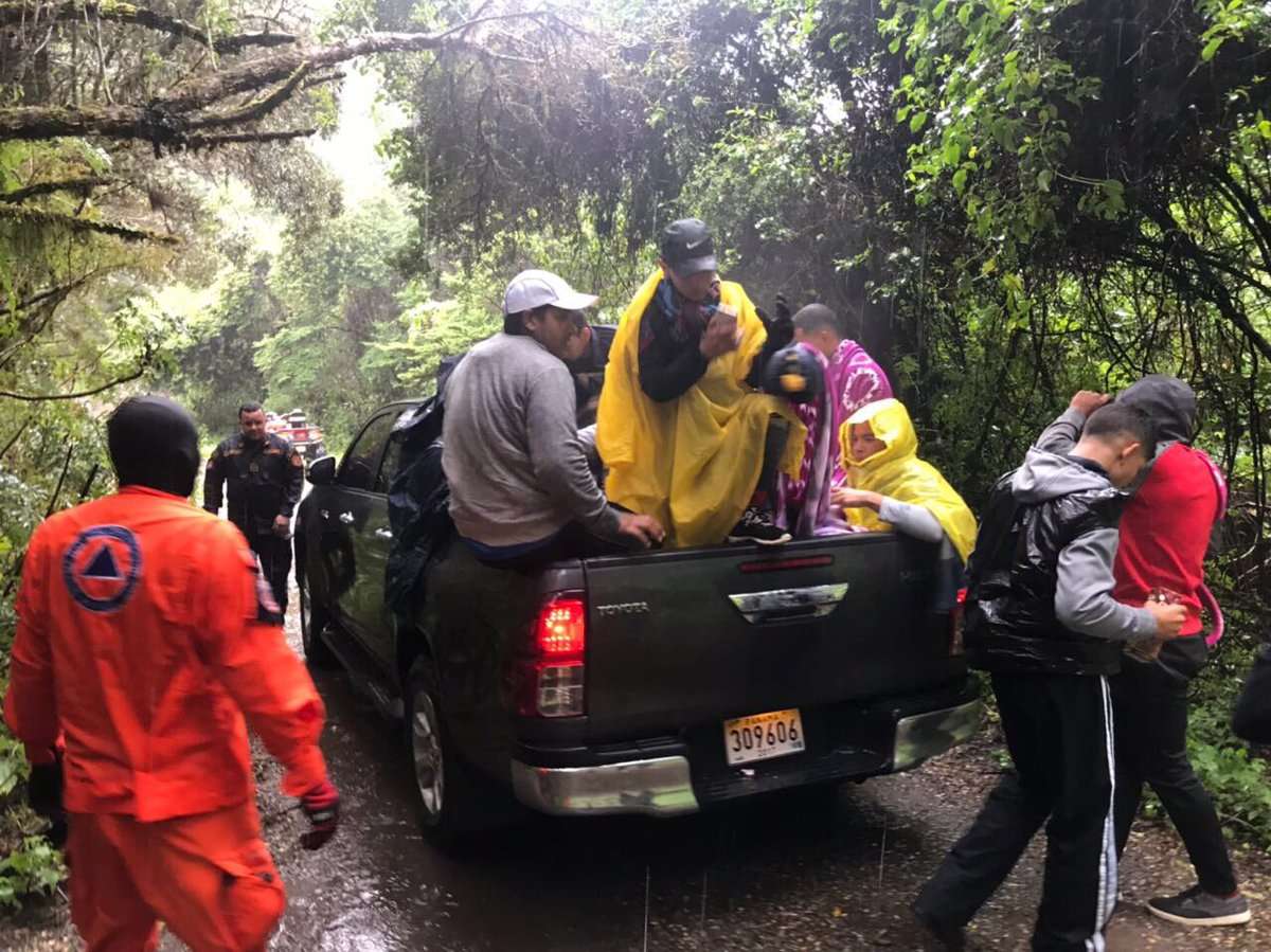 Un equipo de rescate brindó asistencia a personas en la cima del Volcán Barú. / Foto: Sinaproc