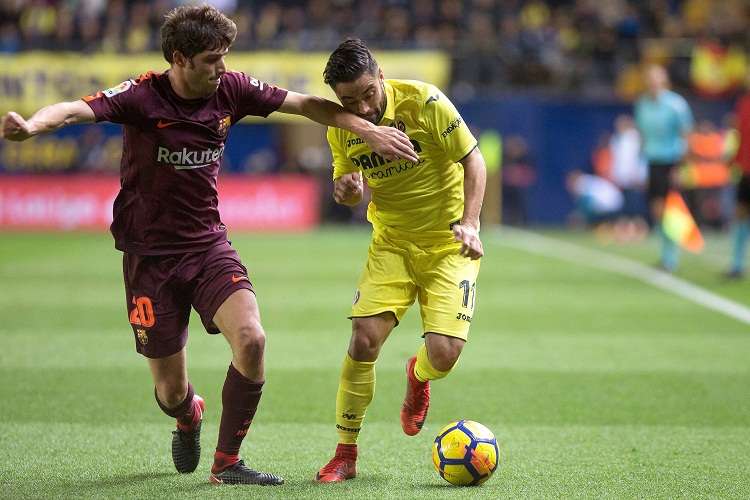 Sergi Roberto disputa el balón con Jaume Costa, jugador de Villarreal  (dcha.). Foto: EFE