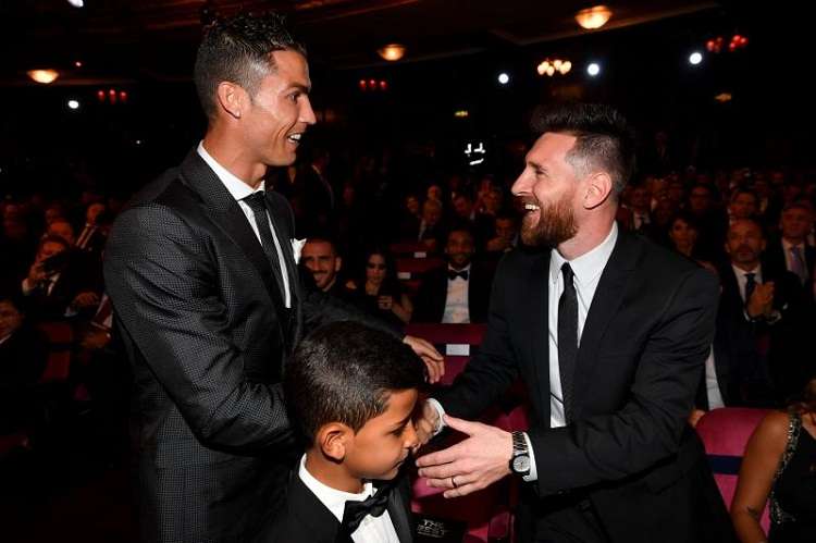 Cristiano Ronaldo saluda a Messi en la gala The Best 2017. Foto: EFE