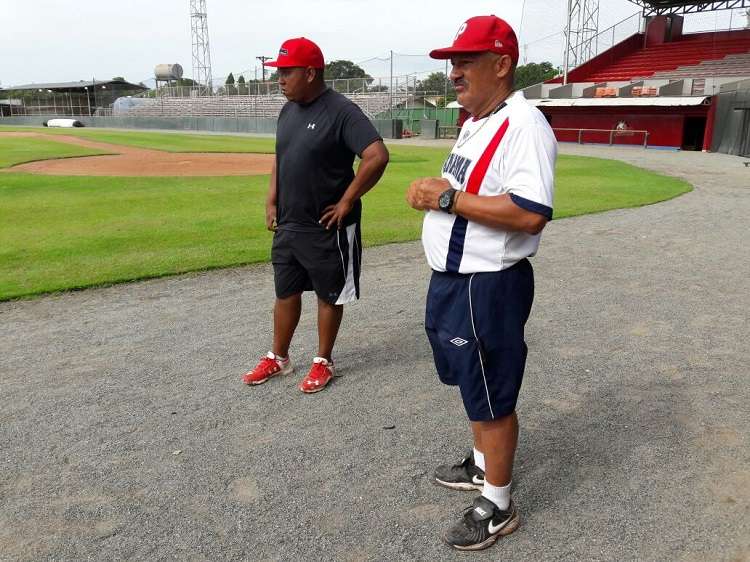 Cristóbal Girón (der.) junto a su instructor de lanzadores José Muñoz./ Foto Cortesía Ariel Ortega