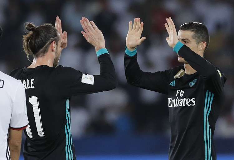 Cristiano Ronaldo (Izq.) celebra el triunfo con Gareth Bale. Foto: EFE