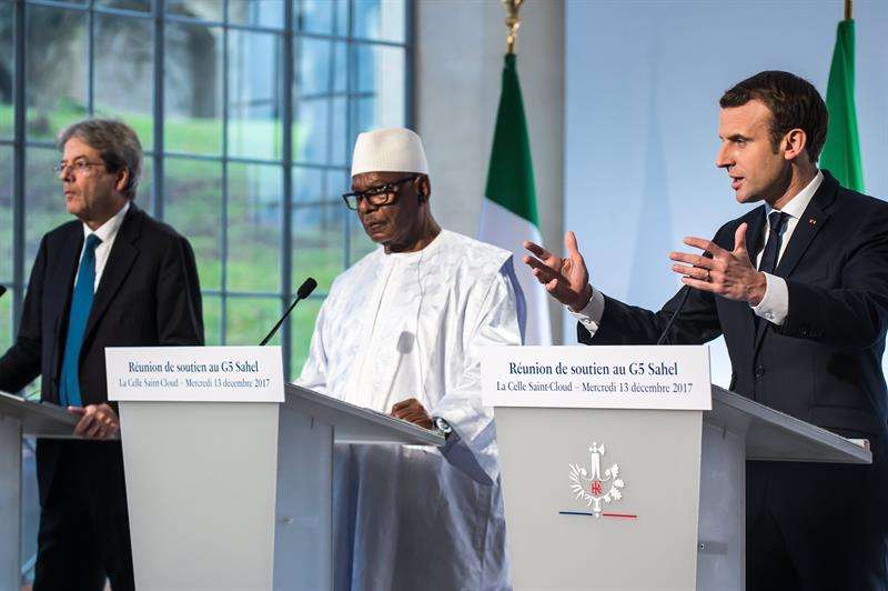 El presidente galo, Emmanuel Macron (d), el primer ministro italiano, Paolo Gentiloni (i), y el presidente de Mali, Ibrahim Boubacar Keita (c), ofrecen una rueda de prensa. EFE