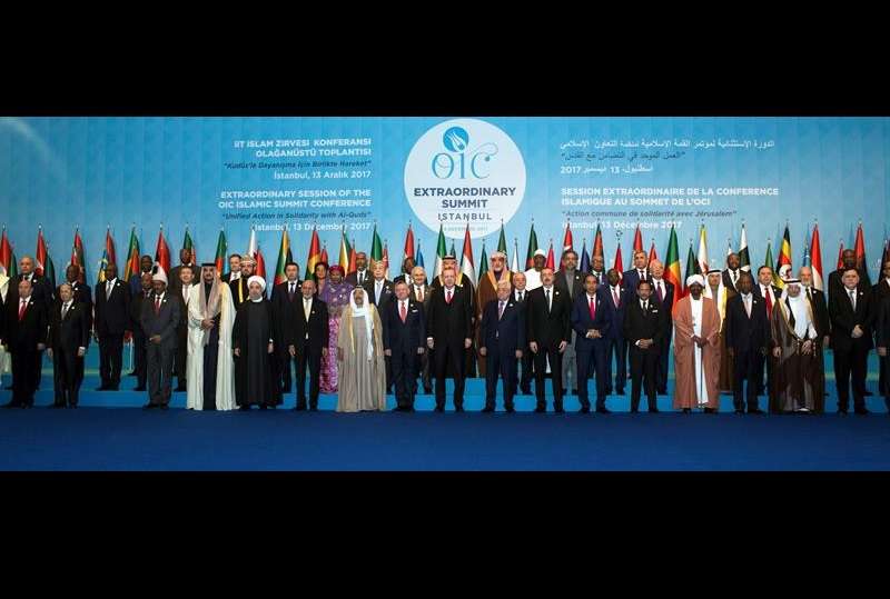 El presidente de Turquía, Recep Tayyip Erdogan (c), posa durante una foto de familia junto a los participantes de la cumbre extraordinaria de la Organización de Cooperación Islámica (OCI) en Estambul, Turquía. EFE