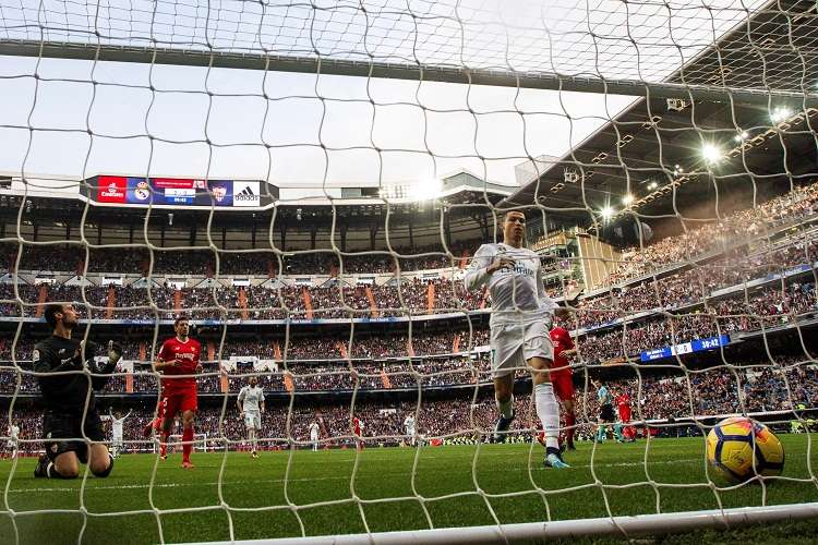 El delantero portugués del Real Madrid Cristiano Ronaldo celebra su segundo gol marcado ante el Sevilla. Foto: EFE