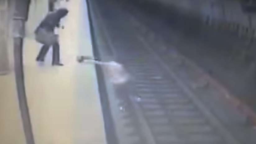 Una joven es arrojada a las vías del metro y muere aplastada.