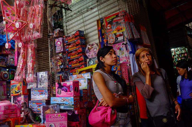 dos mujeres que observan juguetes en una tienda de Caracas (Venezuela). EFE