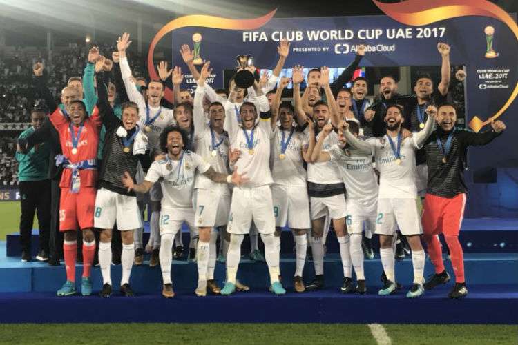 El Real Madrid celebra con el trofeo de campeón del Mundial de Clubes. Foto: EFE
