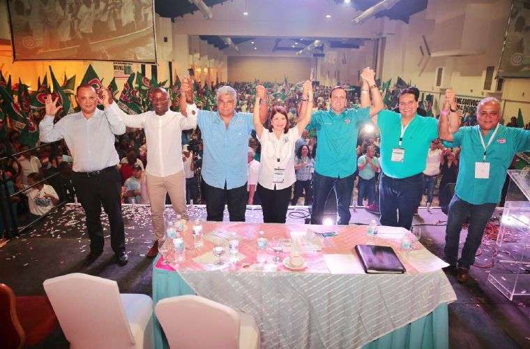 Los presentes advirtieron que los traidores no pasarán.