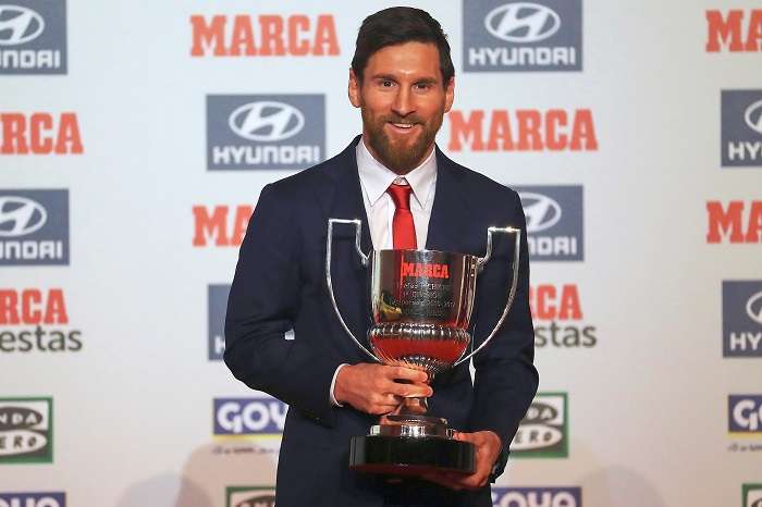 El jugador del FC Barcelona Leo messi posa con el trofeo pichichi y el premio Di Stéfano durante la entrega de los Premios de Fútbol 2016-17 del diario MARCA. EFE/Alejandro García