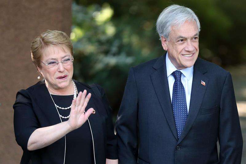 La presidenta de Chile, Michelle Bachelet (i), visita la casa del ganador de las presidenciales de este domingo, Sebastián Piñera (d), para compartir un desayuno y abordar lo que será el traspaso de mando en marzo del 2018. EFE