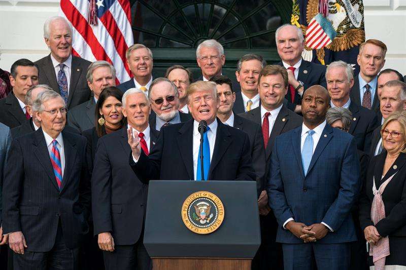El presidente de los Estados Unidos, Donald Trump (c), acompañado de los miembros republicanos del Senado y la Cámara, ofrece una rueda de prensa sobre la aprobación de la reforma fiscal, en el ala sur de la Casa Blanca, en Washington (DC, EE.UU.). EFE