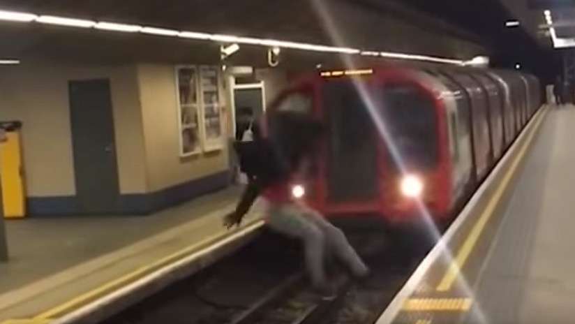 Las autoridades del metro de Londres han iniciado una investigación sobre el incidente.