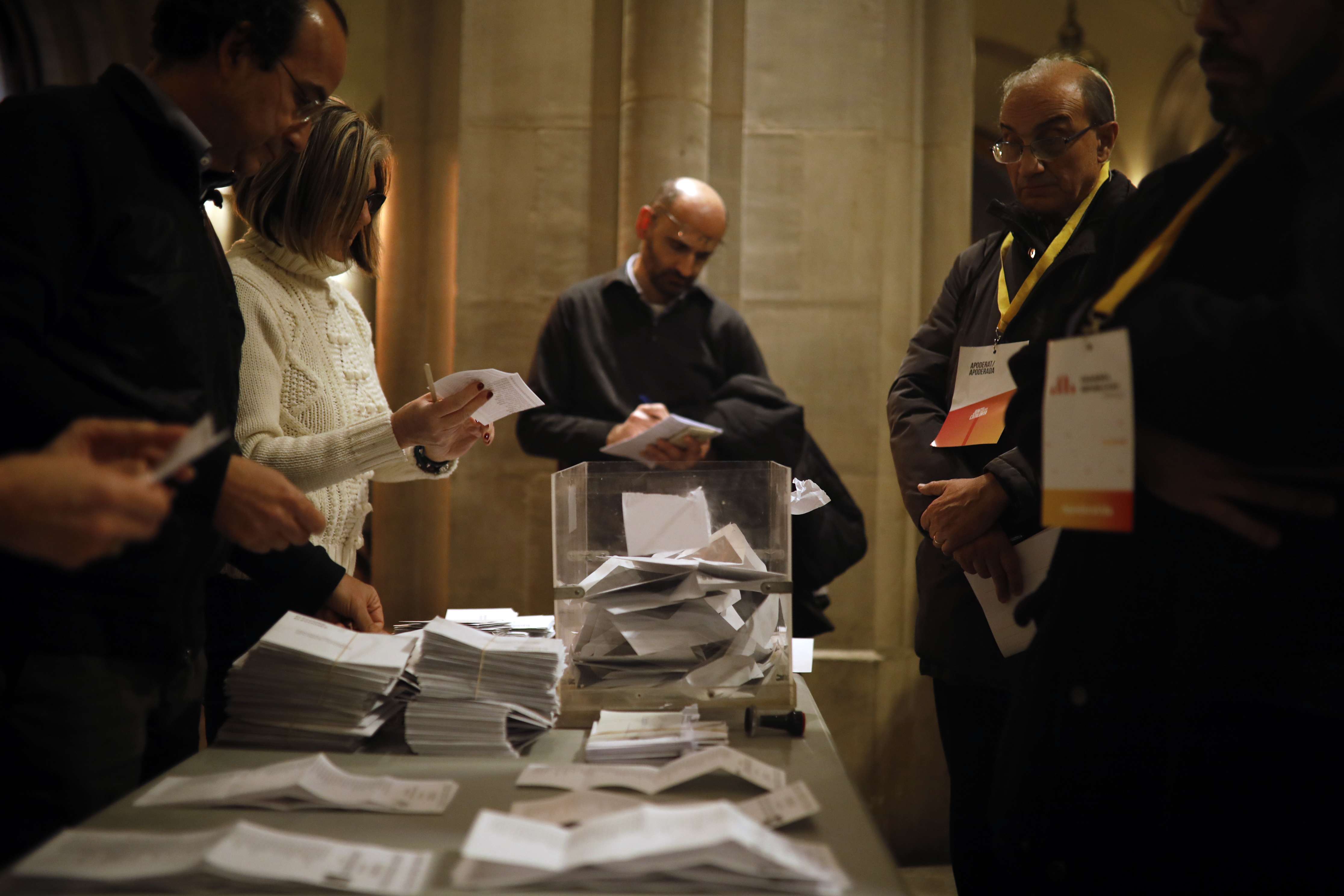 Los miembros de mesa cuentan votos para las elecciones regionales de Cataluña en Barcelona, España. / AP