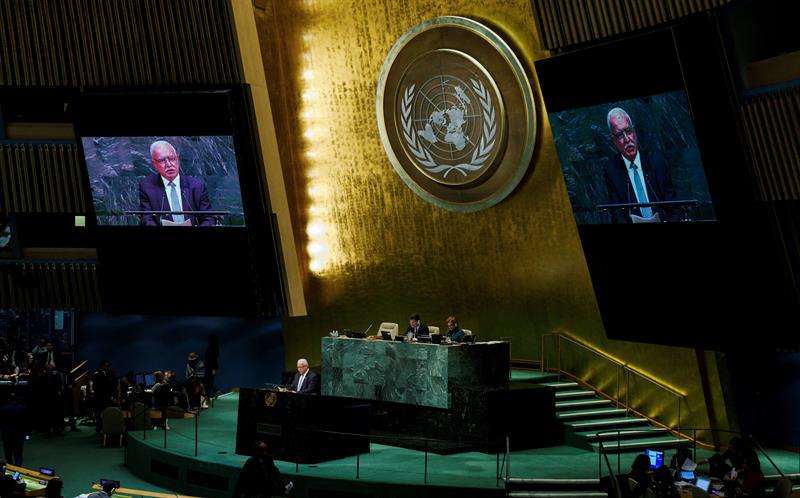 El ministro de Exteriores palestino, Riad al Maliki, interviene antes la votación de una resolución crítica en la Asamblea General de la ONU, en la sede de las Naciones Unidas en Nueva York (Estados Unidos). /  EFE