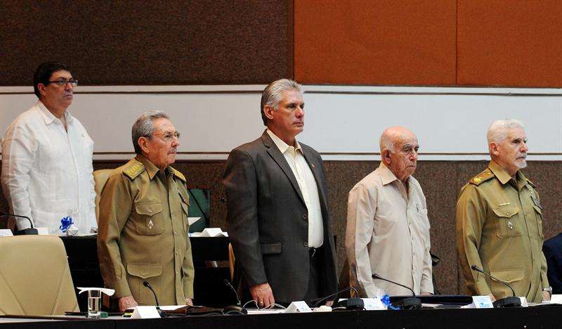 El presidente cubano, Raúl Castro (2-i), el primer vicepresidente Miguel Díaz-Canel (c); el segundo secretario del Partido Comunista, José Ramón Machado (2-d), el comandante de la Revolución Ramiro Valdés (d), y el ministro de Relaciones Exteriores. EFE