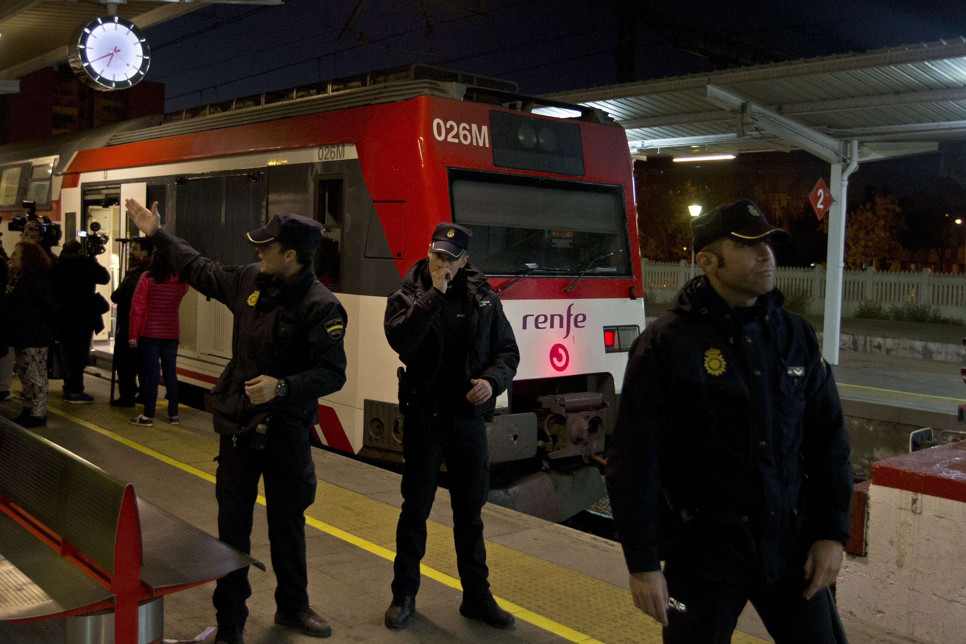 Oficiales de policía se colocan por un tren que afectó a las memorias intermedias en Alcalá de Henares, el centro de España. /  Foto: AP