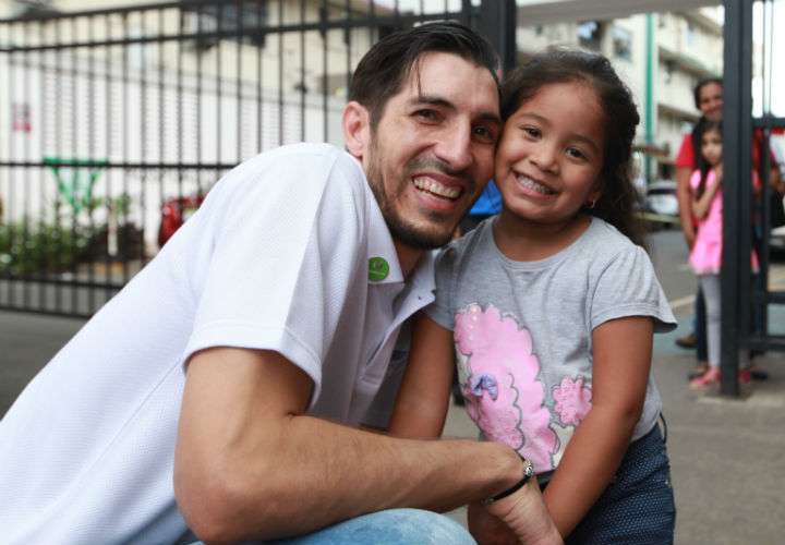 El arquero de la Roja, Jaime Penedo, compartió con los niños en los alrededores del Hospital del Niño. Foto Anayansi Gamez 