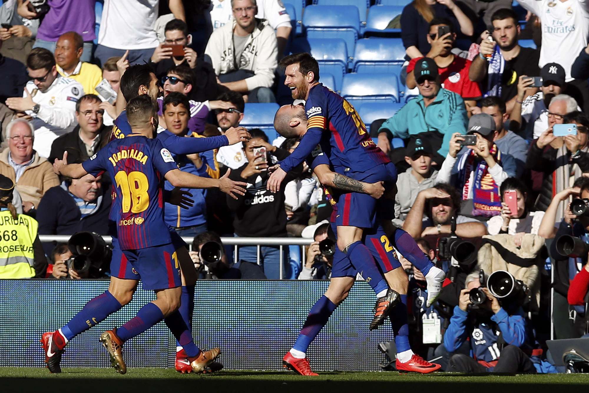El argentino Lionel Messi celebra el triunfo con sus compañeros. Foto: AP