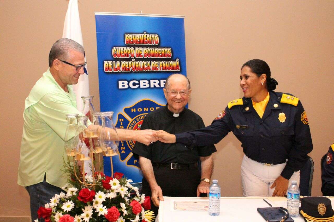 Manuel Cohen junto a la cabo segunda Edis Mendoza/ Cortesía