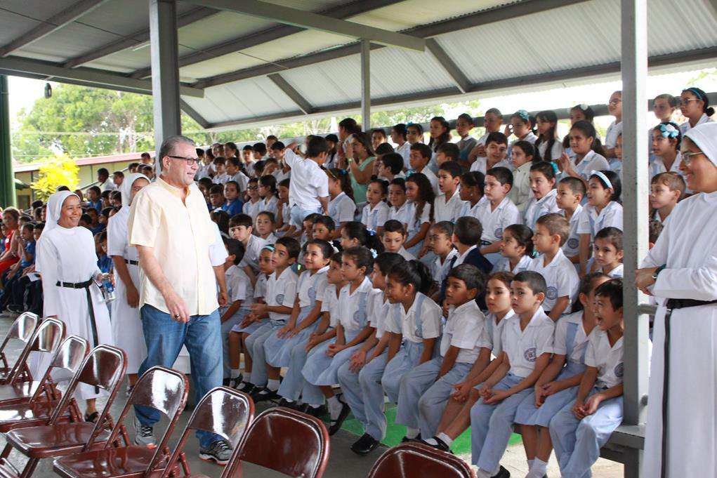 Manuel Cohen junto a niños del Colegio Agustiniano/ Cortesía