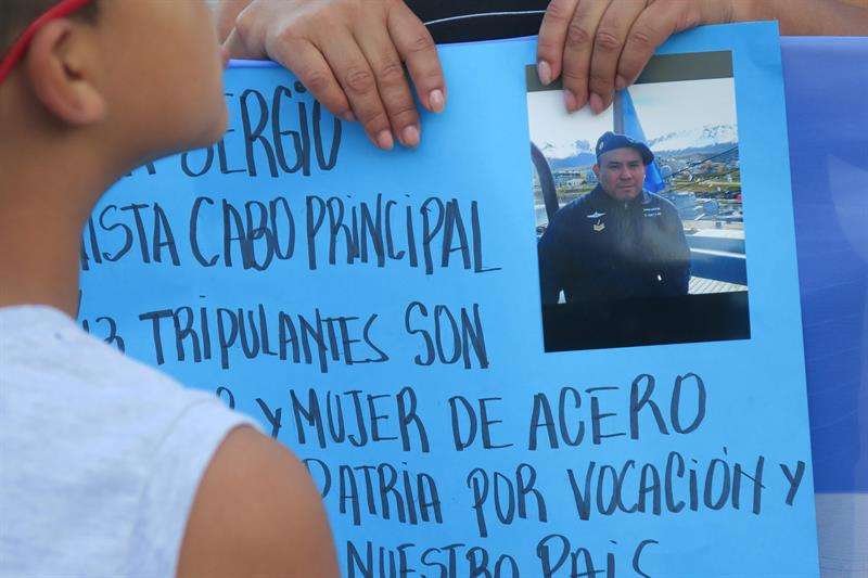 Familiares de los tripulantes del submarino ARA San Juan, desaparecido en aguas del océano Atlántico piden que no se olvide a sus 44 tripulantes durante una manifestación el 15 de diciembre de 2017, en Buenos Aires (Argentina). EFE